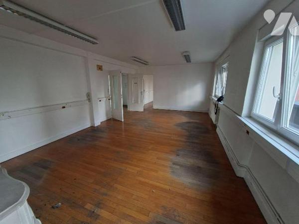 MAUBEUGE CENTRE VILLE PLACE DE LA CONCORDE, local professionnel de 147 m2 situé au premier étag...