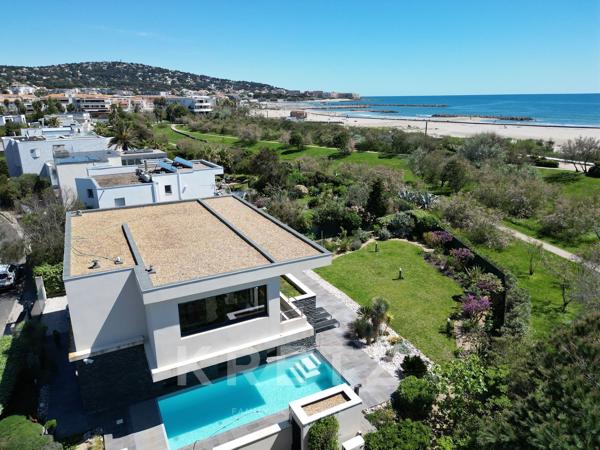 Villa d’architecte en première ligne face à la mer