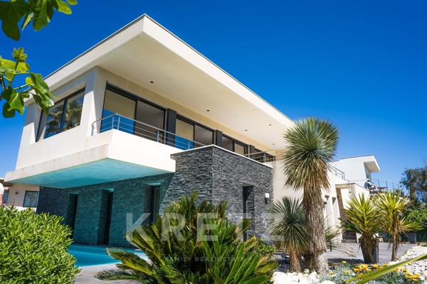 Villa d’architecte en première ligne face à la mer