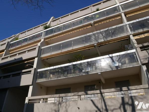 Centre ville de Nîmes,  quartier " Gare - Préfecture ", 11, rue Court de Gébelin, T3, garage et cave