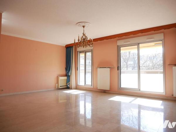 Centre ville de Nîmes,  quartier " Gare - Préfecture ", 11, rue Court de Gébelin, T3, garage et cave