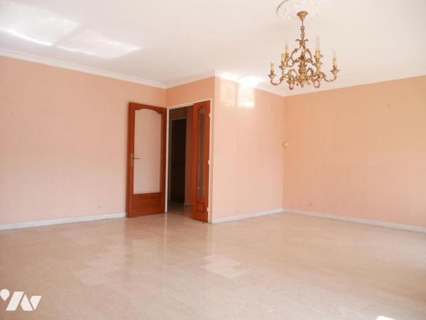 Centre ville de Nîmes,  quartier " Gare - Préfecture ", 11, rue Court de Gébelin, T3, garage et cave