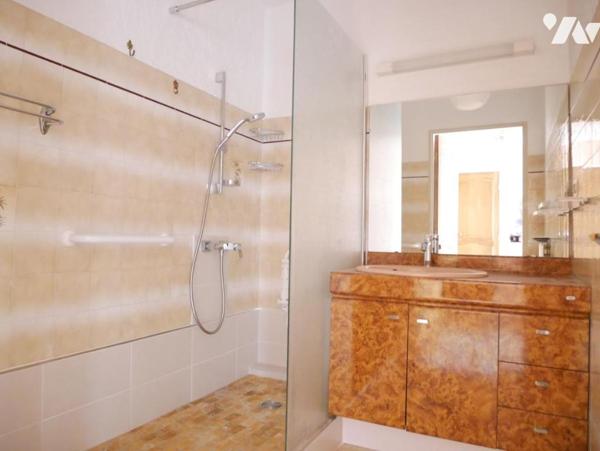 Centre ville de Nîmes,  quartier " Gare - Préfecture ", 11, rue Court de Gébelin, T3, garage et cave