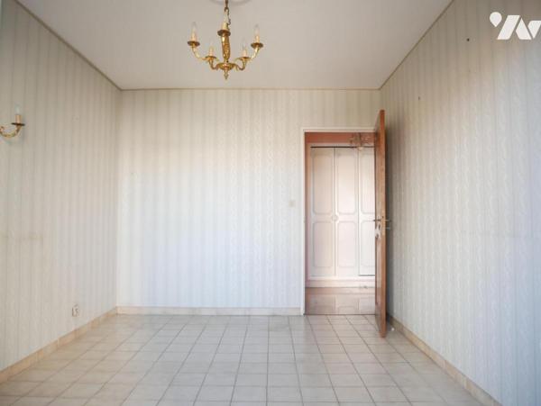 Centre ville de Nîmes,  quartier " Gare - Préfecture ", 11, rue Court de Gébelin, T3, garage et cave