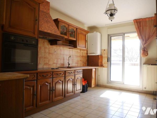 Centre ville de Nîmes,  quartier " Gare - Préfecture ", 11, rue Court de Gébelin, T3, garage et cave