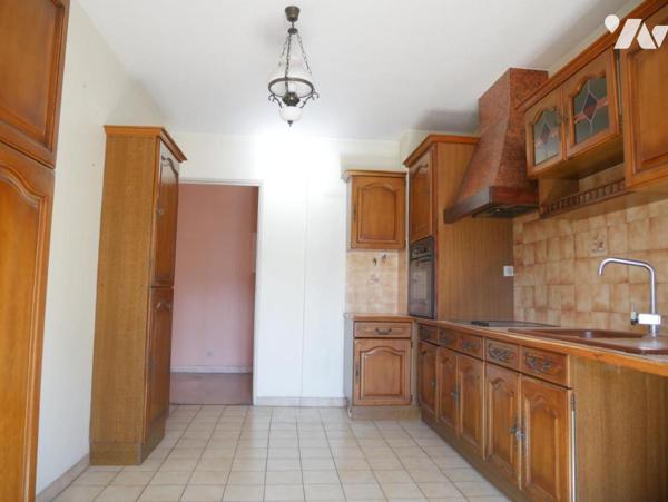 Centre ville de Nîmes,  quartier " Gare - Préfecture ", 11, rue Court de Gébelin, T3, garage et cave