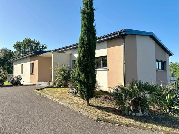 Maison de 158 m2 avec 4 chambres , sous-sol et piscines