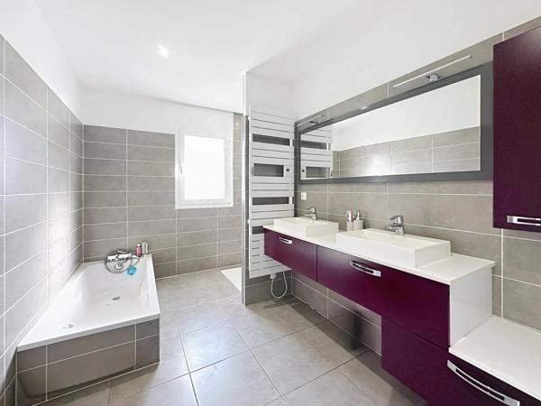 Maison de 158 m2 avec 4 chambres , sous-sol et piscines