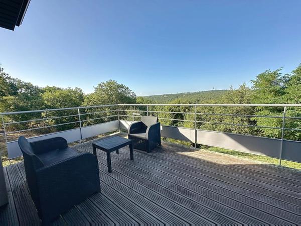 Maison de 158 m2 avec 4 chambres , sous-sol et piscines