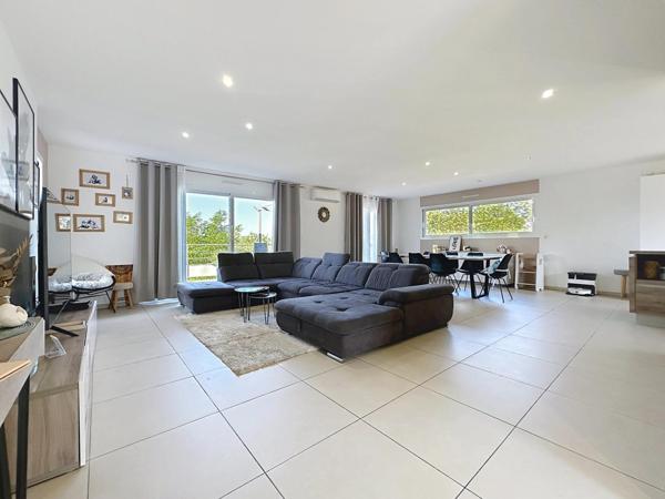 Maison de 158 m2 avec 4 chambres , sous-sol et piscines