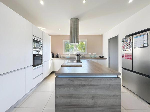 Maison de 158 m2 avec 4 chambres , sous-sol et piscines