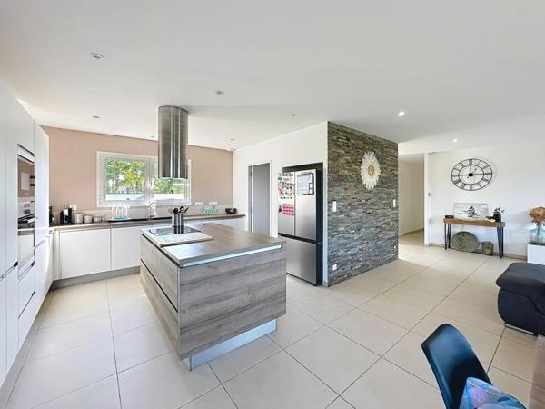 Maison de 158 m2 avec 4 chambres , sous-sol et piscines