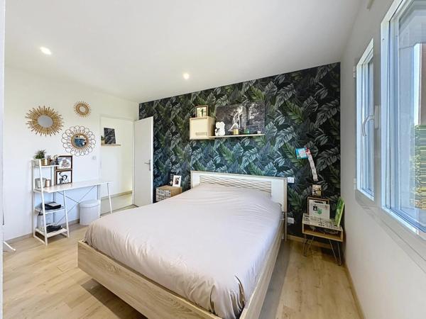 Maison de 158 m2 avec 4 chambres , sous-sol et piscines