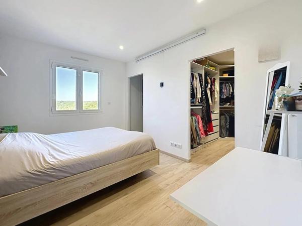 Maison de 158 m2 avec 4 chambres , sous-sol et piscines