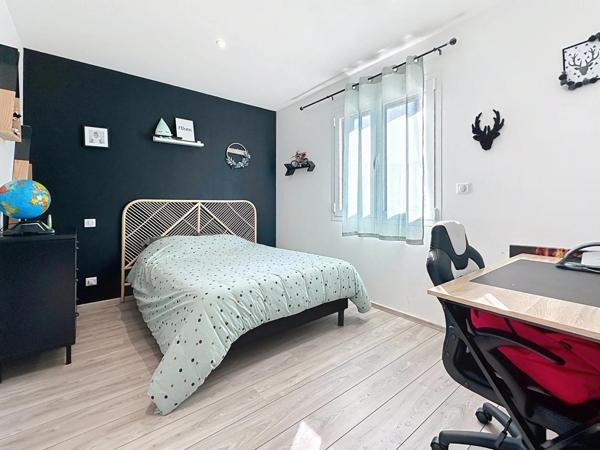 Maison de 158 m2 avec 4 chambres , sous-sol et piscines