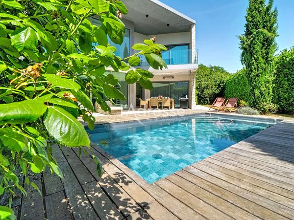 Chessy - Propriété contemporaine d'exception de 268 m² avec piscine chauffée