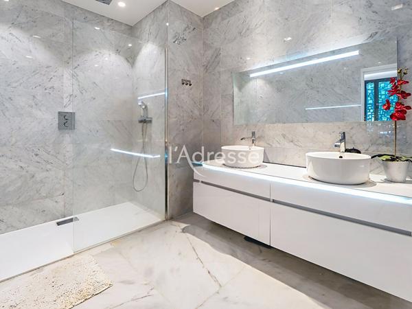 Chessy - Propriété contemporaine d'exception de 268 m² avec piscine chauffée