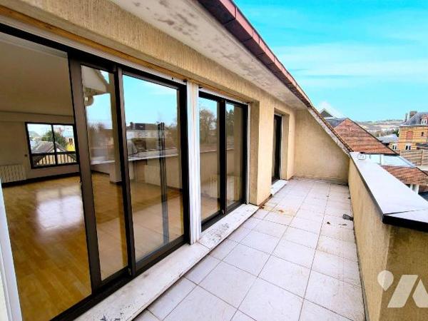 Cet appartement se situe au centre ville de Louviers, au deuxième étage d'une résidence avec as...