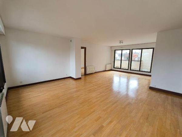 Cet appartement se situe au centre ville de Louviers, au deuxième étage d'une résidence avec as...