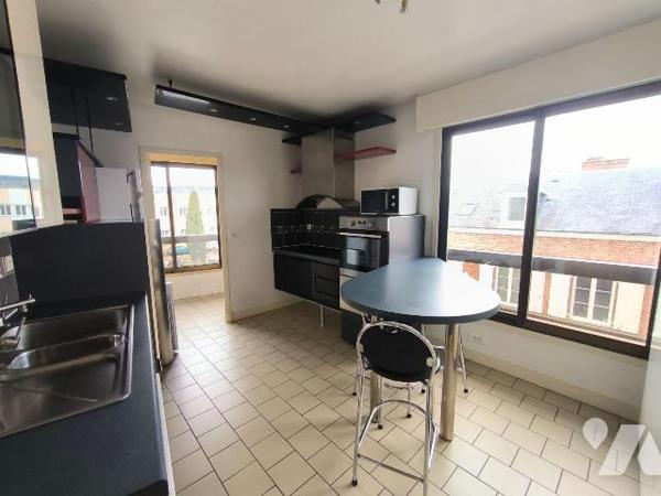 Cet appartement se situe au centre ville de Louviers, au deuxième étage d'une résidence avec as...