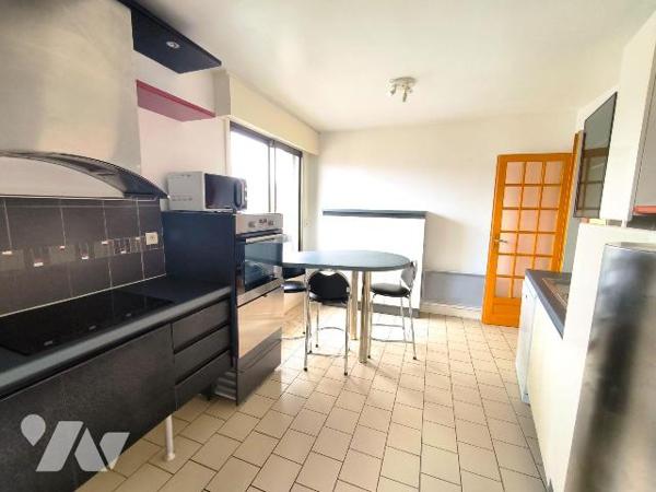 Cet appartement se situe au centre ville de Louviers, au deuxième étage d'une résidence avec as...