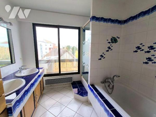 Cet appartement se situe au centre ville de Louviers, au deuxième étage d'une résidence avec as...