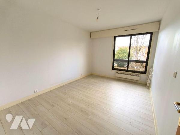 Cet appartement se situe au centre ville de Louviers, au deuxième étage d'une résidence avec as...