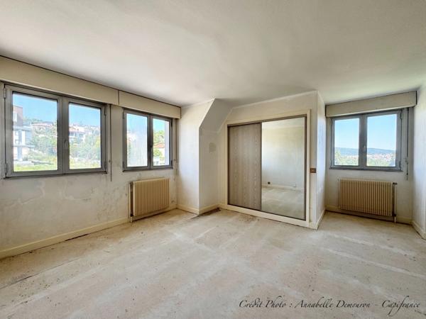 ROYAT - Grande maison familiale à rénover avec vue panoramique, terrain rare, piscine