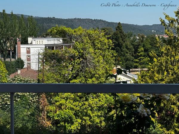 ROYAT - Grande maison familiale à rénover avec vue panoramique, terrain rare, piscine