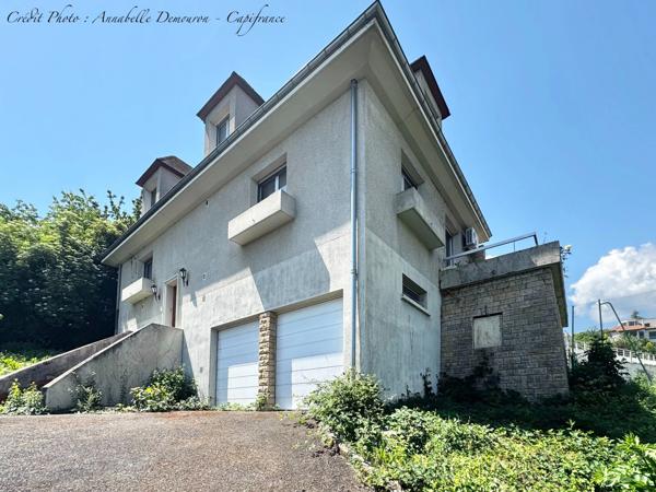 ROYAT - Grande maison familiale à rénover avec vue panoramique, terrain rare, piscine