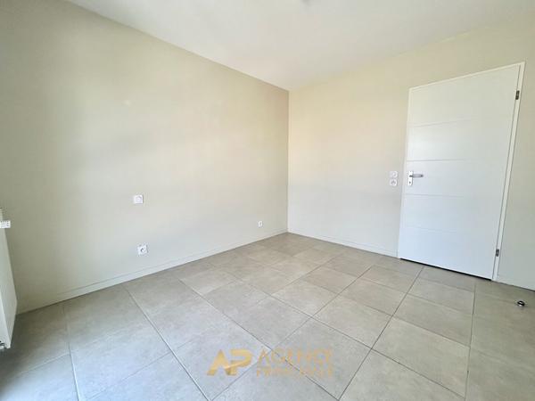 La Rochelle - La Pallice - Appartement T3 de 62 m² avec terrasse, ascenseur et parking 249 000 € **  - Référence  MR739