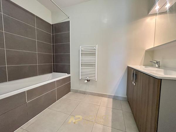 La Rochelle - La Pallice - Appartement T3 de 62 m² avec terrasse, ascenseur et parking 249 000 € **  - Référence  MR739