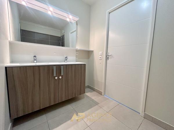 La Rochelle - La Pallice - Appartement T3 de 62 m² avec terrasse, ascenseur et parking 249 000 € **  - Référence  MR739
