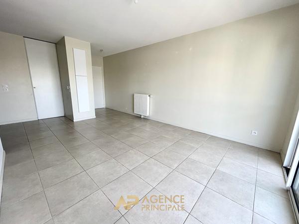La Rochelle - La Pallice - Appartement T3 de 62 m² avec terrasse, ascenseur et parking 249 000 € **  - Référence  MR739