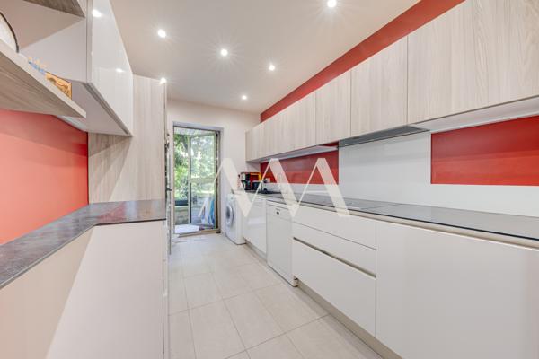 Appartement
         5 pièces
        - 146 m² Bien prestige 1 820 000 € *