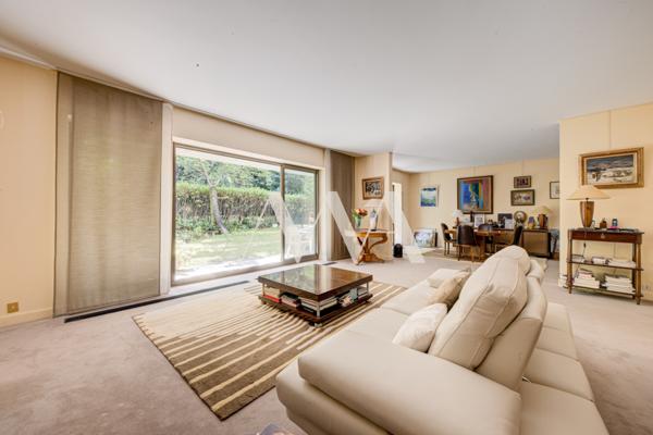 Appartement
         5 pièces
        - 146 m² Bien prestige 1 820 000 € *