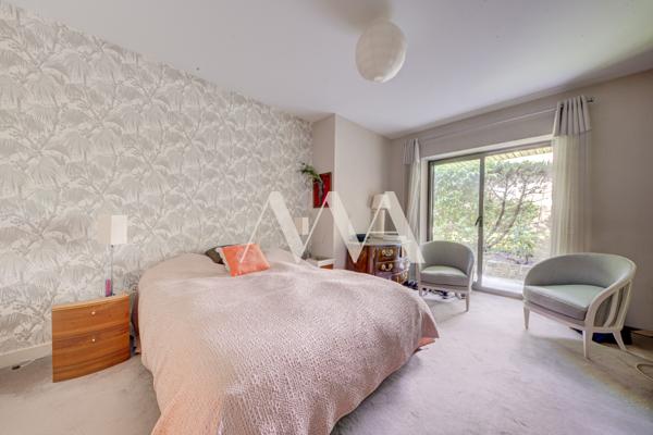 Appartement
         5 pièces
        - 146 m² Bien prestige 1 820 000 € *