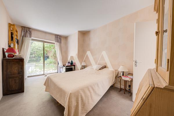 Appartement
         5 pièces
        - 146 m² Bien prestige 1 820 000 € *