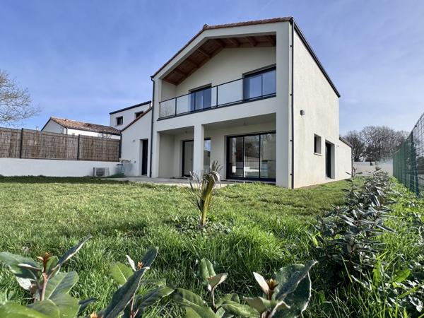 Les Sables-d'Olonne (85340) Contemporaine de 2024 offrant 138 m2 hab - 4 chambres sur 493 m2 de terrain clos.