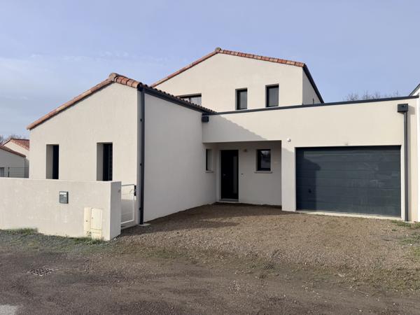 Les Sables-d'Olonne (85340) Contemporaine de 2024 offrant 138 m2 hab - 4 chambres sur 493 m2 de terrain clos.