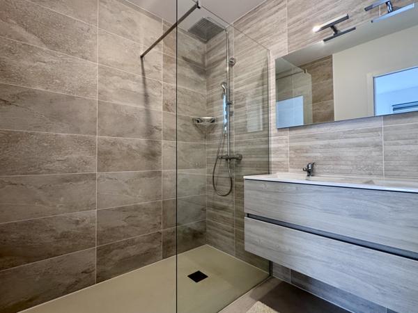 Les Sables-d'Olonne (85340) Contemporaine de 2024 offrant 138 m2 hab - 4 chambres sur 493 m2 de terrain clos.