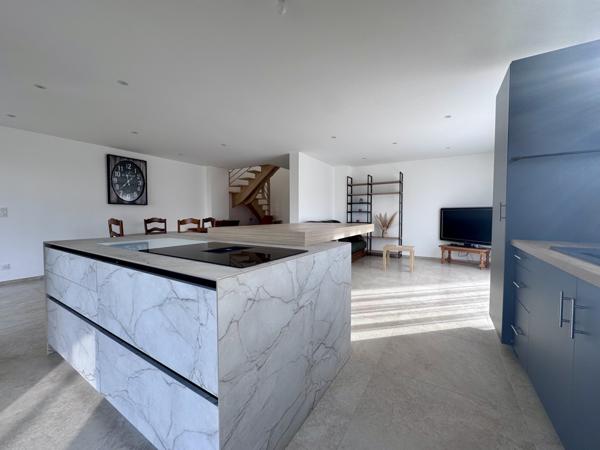 Les Sables-d'Olonne (85340) Contemporaine de 2024 offrant 138 m2 hab - 4 chambres sur 493 m2 de terrain clos.