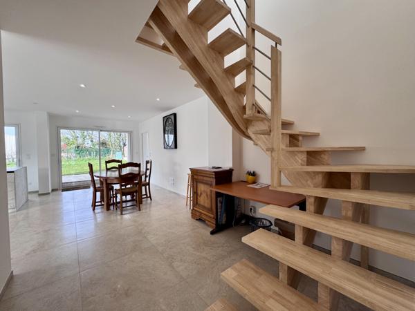 Les Sables-d'Olonne (85340) Contemporaine de 2024 offrant 138 m2 hab - 4 chambres sur 493 m2 de terrain clos.