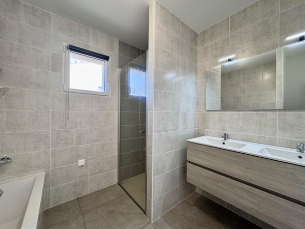 Les Sables-d'Olonne (85340) Contemporaine de 2024 offrant 138 m2 hab - 4 chambres sur 493 m2 de terrain clos.