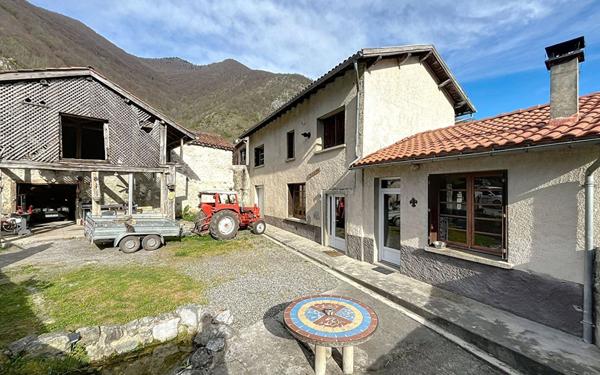 Maison à vendre    6 pièces •  Sost