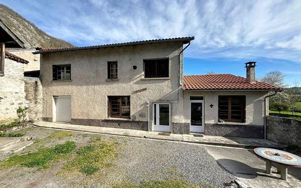 Maison à vendre    6 pièces •  Sost