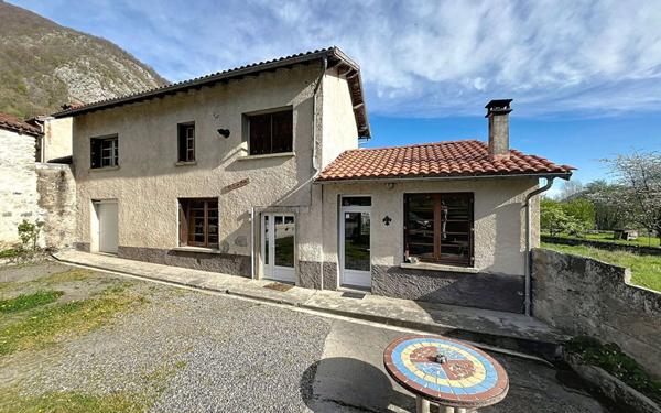 Maison à vendre    6 pièces •  Sost