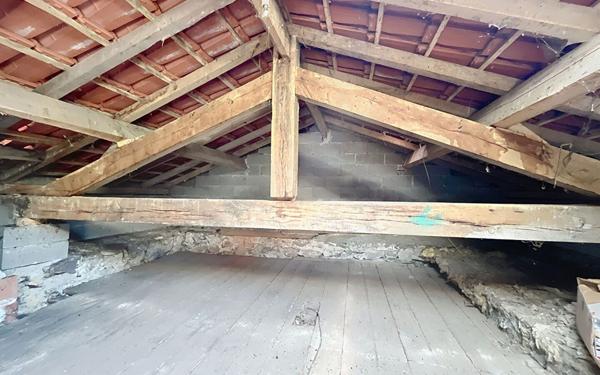 Maison à vendre    6 pièces •  Sost