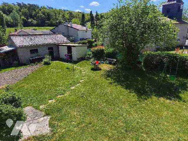 Au calme,  maison offrant 4 chambres avec jardin et dépendance