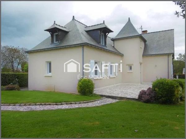 Très belle maison avec piscine et grand terrain clos.